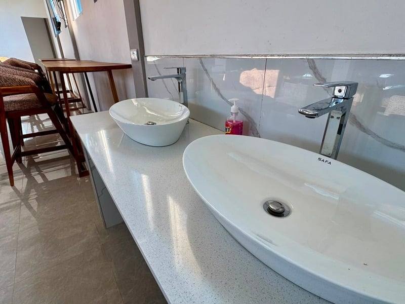 Twin vessel basins in an en-suite bathroom